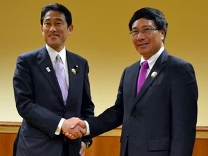 Vietnam’s Foreign Minister Pham Binh Minh meets Japanese Foreign Minister Fumio Kishida (Source: VNA)